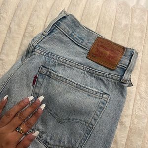 Levi’s 501s Distressed Size 28 🤍